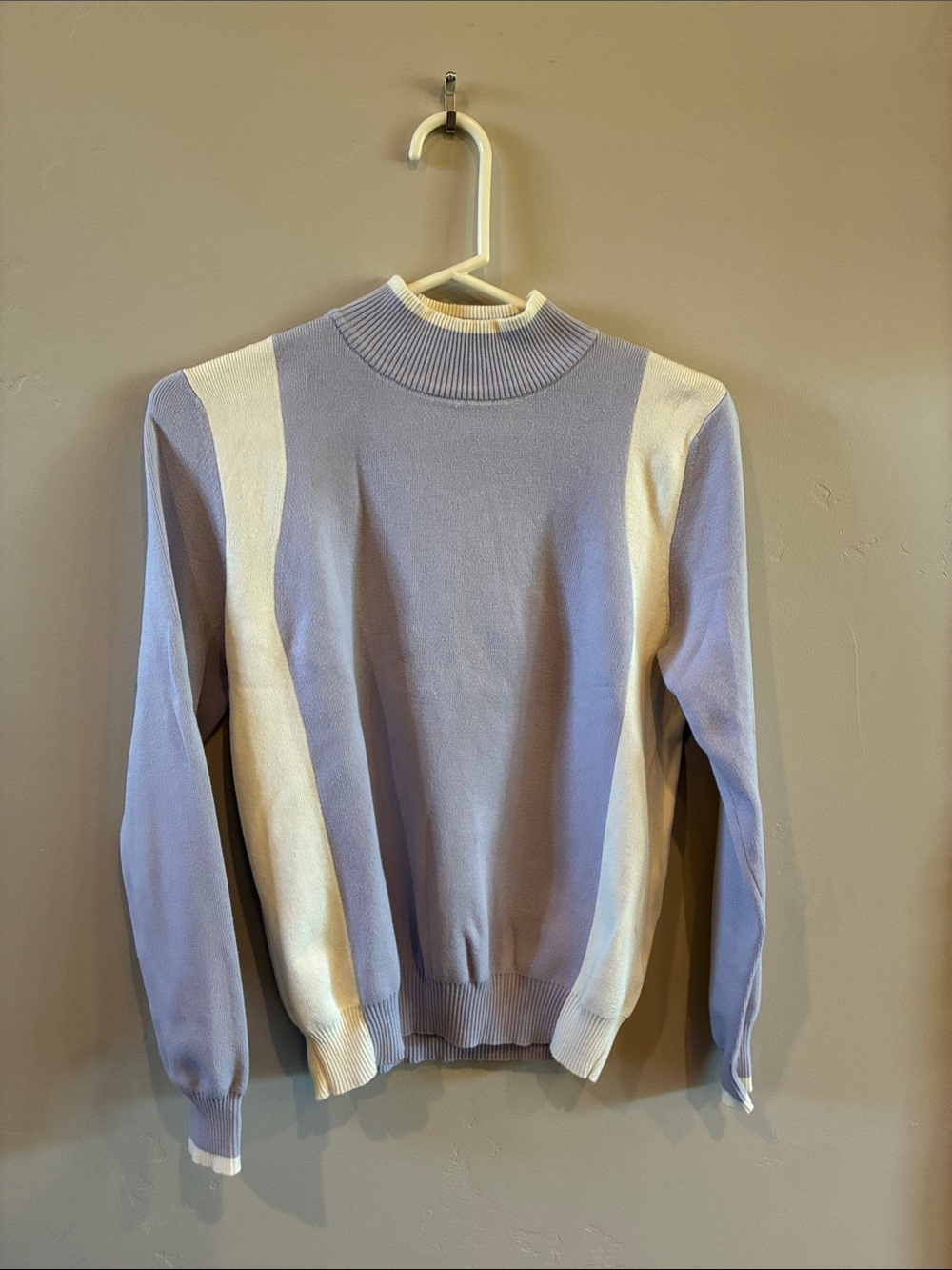 LizGolf by Liz Claiborne Lavender & White Turtleneck Colorblock Sweater